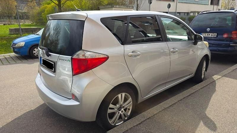 Gebraucht Toyota Verso-S 99 PS (72 kW) 2011 Silber Van / Kleinbus