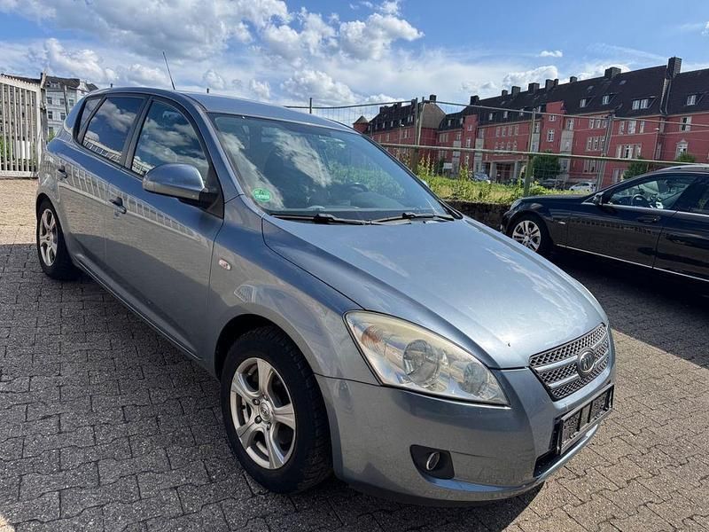 Grau Gebraucht 2009 Kia Ceed Attract Limousine | 1.790 € (Etwas zu teuer) - Bild 1/4