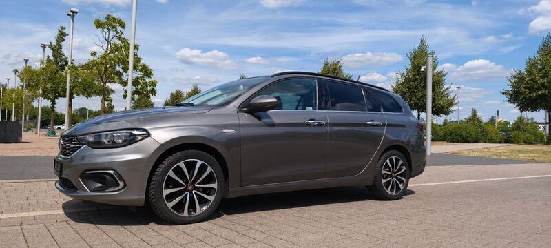 Grau Gebraucht 2018 Fiat Tipo Lounge Limousine | 6.790 € (Fairer Preis) - Bild 1/4