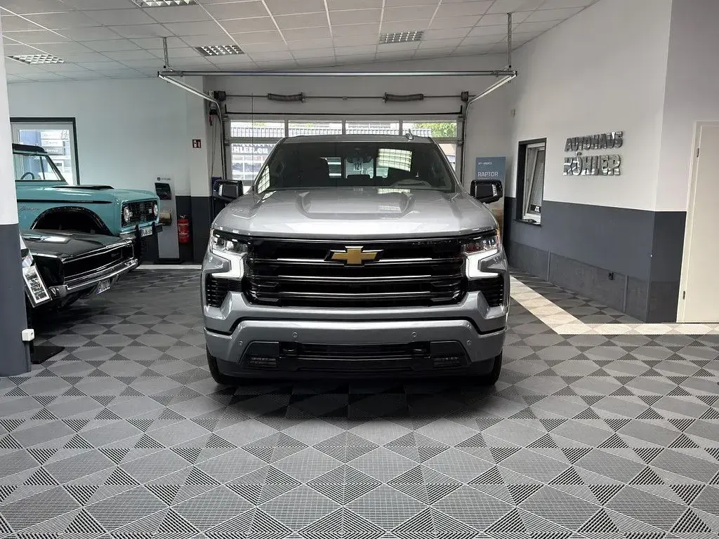 Neu Chevrolet Silverado 426 PS (313 kW) 2026 Silber SUV