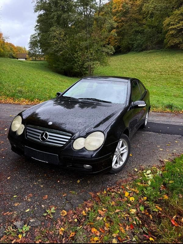Schwarz Gebraucht 2003 Mercedes C180 Coupé | 3.900 € - Bild 1/4