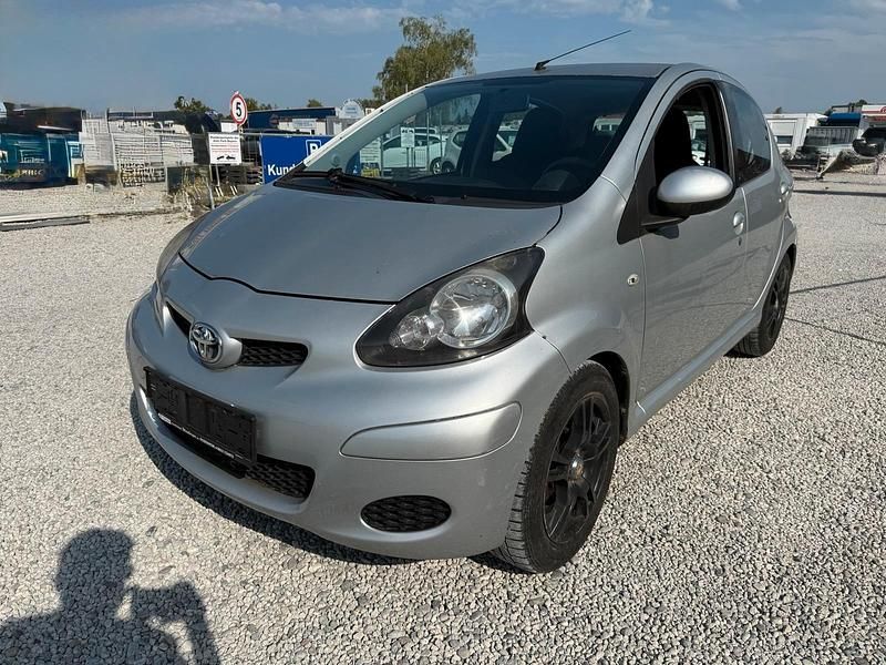 Silber Gebraucht 2010 Toyota Aygo Kleinwagen | 1.190 € (Superpreis) - Bild 1/4