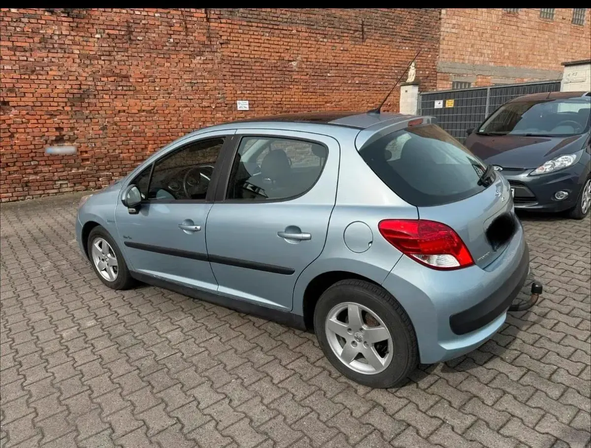 Gebraucht Peugeot 207 75 PS (55 kW) 2010 Silber Kleinwagen