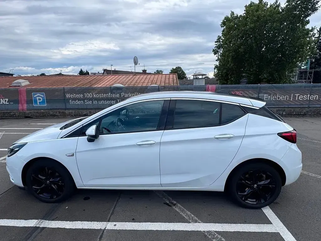 Gebraucht Opel Astra Dynamic 125 PS (91 kW) 2017 Weiß Limousine