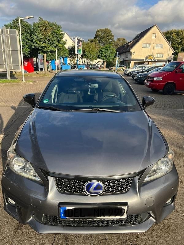 Grau Gebraucht 2012 Lexus CT200h Sport Line Kleinwagen | 9.000 € - Bild 1/4