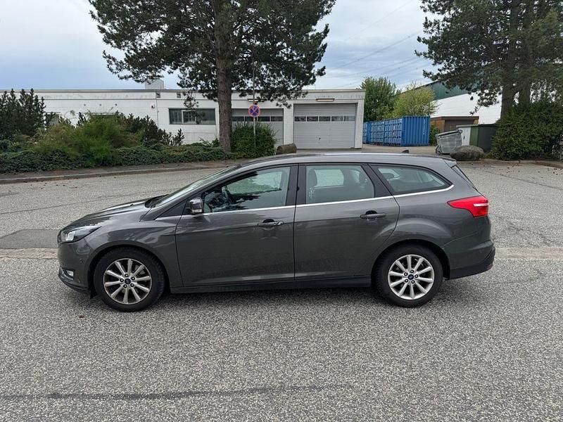 Grau Gebraucht 2016 Ford Focus Titanium Limousine | 7.499 € (Superpreis) - Bild 1/4