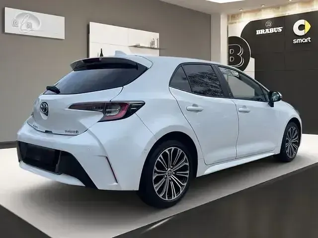Gebraucht Toyota Corolla Hybrid Team 122 PS (89 kW) 2023 Weiß Limousine