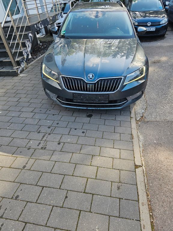 Grau Gebraucht 2016 Skoda Superb Limousine | 7.900 € (Teuer) - Bild 1/4