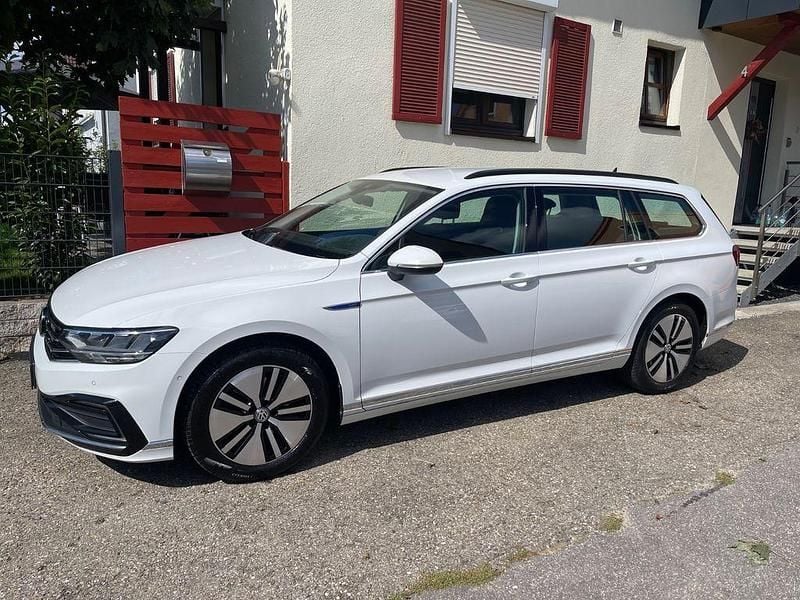 Weiß Gebraucht 2021 VW Passat GTE Kombi | 14.490 € (Guter Preis) - Bild 1/4