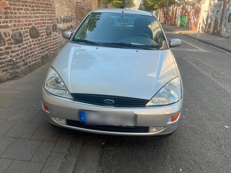 Grau Gebraucht 2000 Ford Focus Limousine | 2.300 € (Fairer Preis) - Bild 1/4