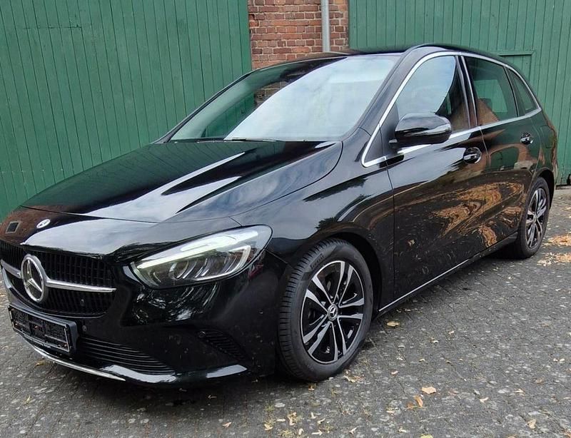Schwarz Gebraucht 2023 Mercedes B200 Advanced Van / Kleinbus | 25.699 € (Superpreis) - Bild 1/4
