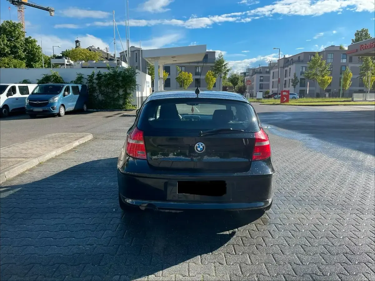 Gebraucht BMW 116 122 PS (89 kW) 2009 Schwarz Kleinwagen