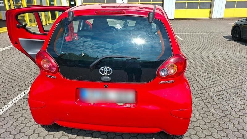 Gebraucht Toyota Aygo 68 PS (50 kW) 2011 Rot Kleinwagen