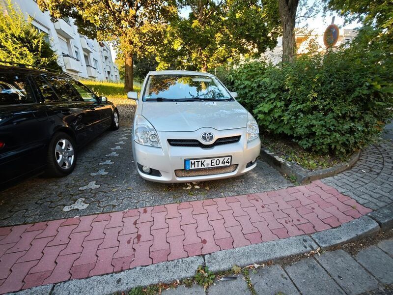 Silber Gebraucht 2008 Toyota Corolla Verso Van / Kleinbus | 3.000 € - Bild 1/3