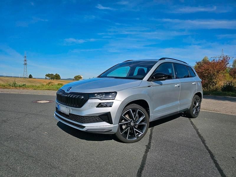 Silber Gebraucht 2024 Skoda Karoq SportLine SUV | 35.990 € (Etwas zu teuer) - Bild 1/4