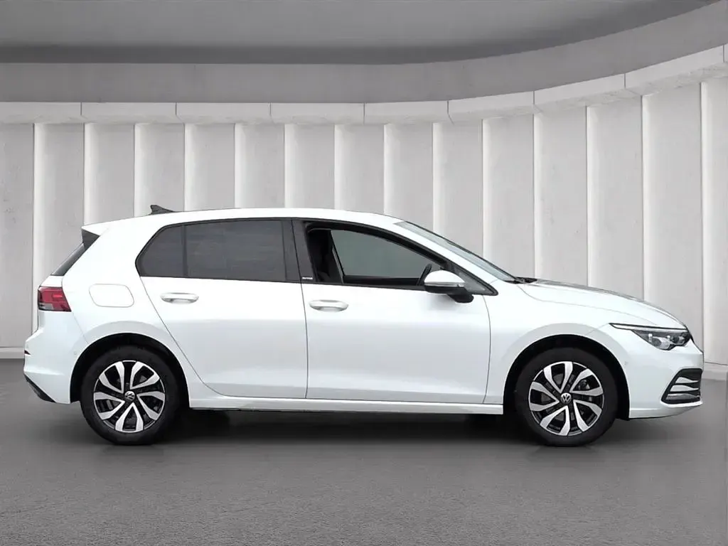 Gebraucht VW Golf VIII Active 150 PS (110 kW) 2022 Weiss Limousine
