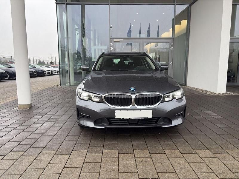 Gebraucht BMW 330e Advantage 292 PS (214 kW) 2021 Mineralgrau metallic Kombi