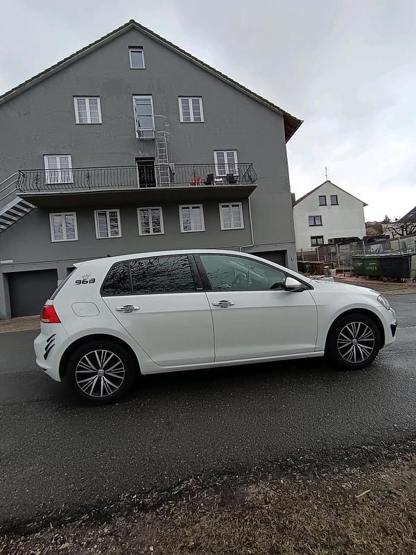 Gebraucht VW Golf VII 125 PS (91 kW) 2016 Weiß Limousine