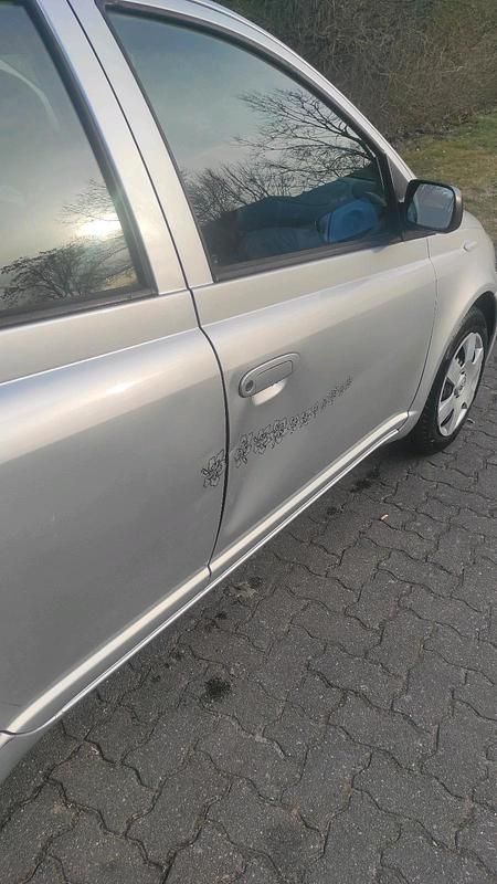 Gebraucht Toyota Yaris 87 PS (63 kW) 2002 Silber Kleinwagen