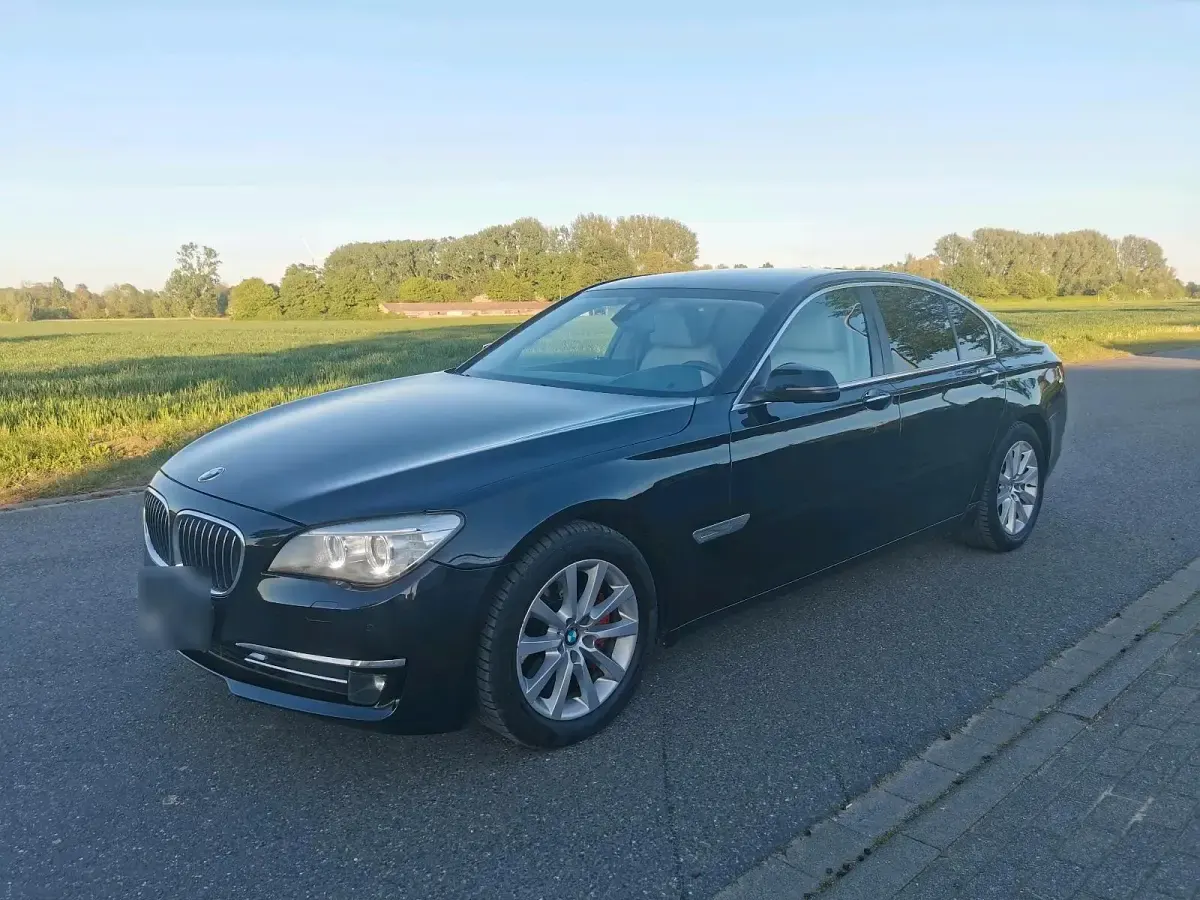Second-hand BMW 730 258 CP (189 kW) 2013 Negru Berlinǎ