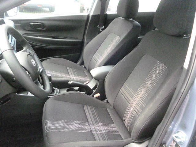 Neu Hyundai i20 79 PS (58 kW) 2025 Blau Limousine