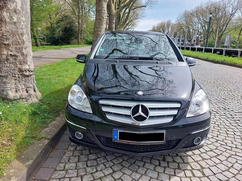 Schwarz Gebraucht 2011 Mercedes B180 Van / Kleinbus | 4.100 € (Fairer Preis) - Bild 1/1