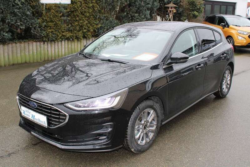 Agateblack Gebraucht 2023 Ford Focus Titanium Limousine | 27.900 € - Bild 1/4