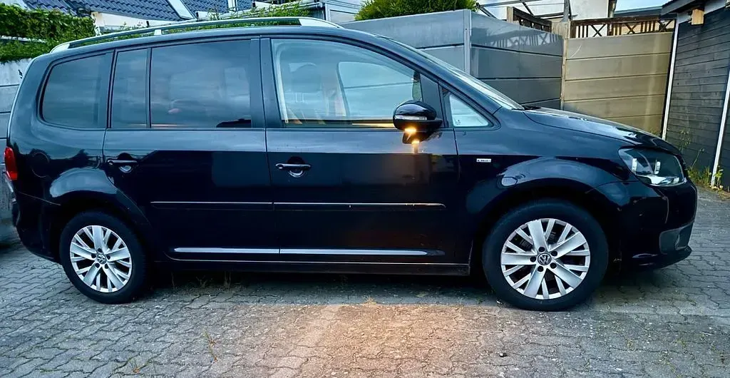 Gebraucht VW Touran Life 105 PS (77 kW) 2013 Schwarz Van / Kleinbus