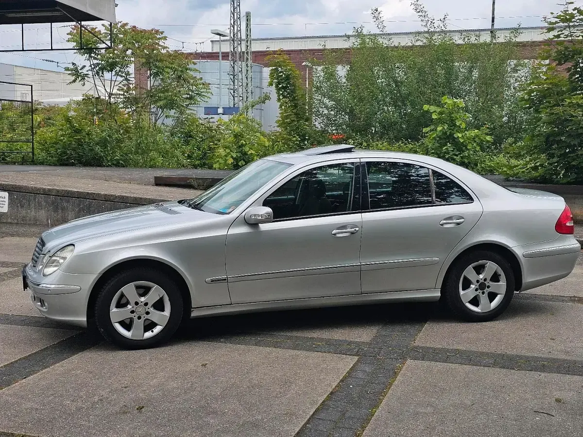 Używany Mercedes E320 204 KM (150 kW) 2004 Srebrny Sedan/Limuzyna
