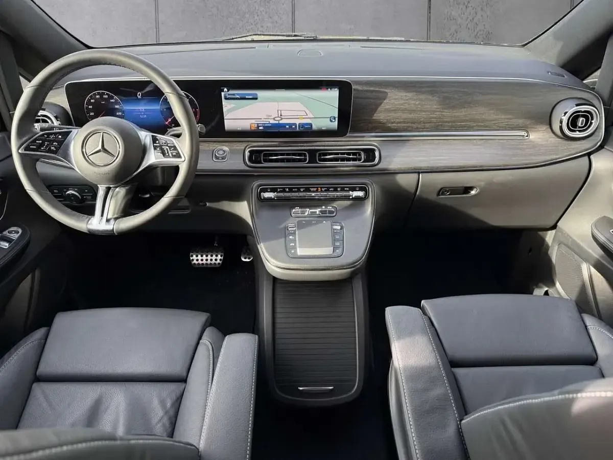 Gebraucht Mercedes V300 AMG 237 PS (174 kW) 2025 Obsidianschwarz Van / Kleinbus