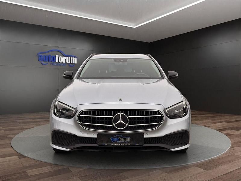 Gebraucht Mercedes E220 Night 200 PS (147 kW) 2022 Silber Limousine