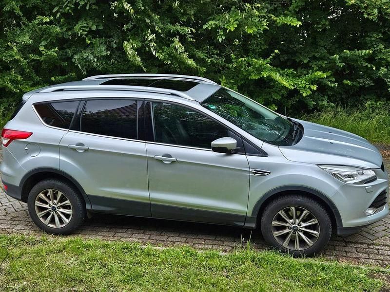 Silber Gebraucht 2015 Ford Kuga Titanium SUV | 7.900 € (Superpreis) - Bild 1/4