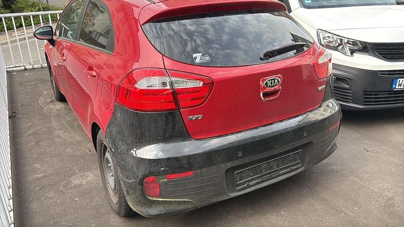 Gebraucht Kia Rio 90 PS (66 kW) 2015 Rot Kleinwagen