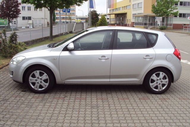 Gebraucht Kia Ceed 148 PS (108 kW) 2007 Silber Kleinwagen