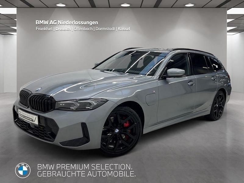 Grau Gebraucht 2024 BMW 330e M Sport Kombi | 53.990 € - Bild 1/4