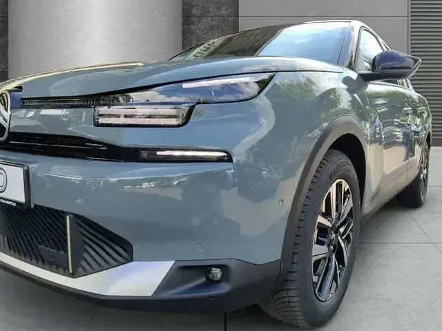 Neu Citroën C4 146 PS (107 kW) 2026 Grün SUV