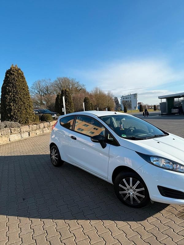 Gebraucht Ford Fiesta 60 PS (44 kW) 2013 Weiß Kleinwagen
