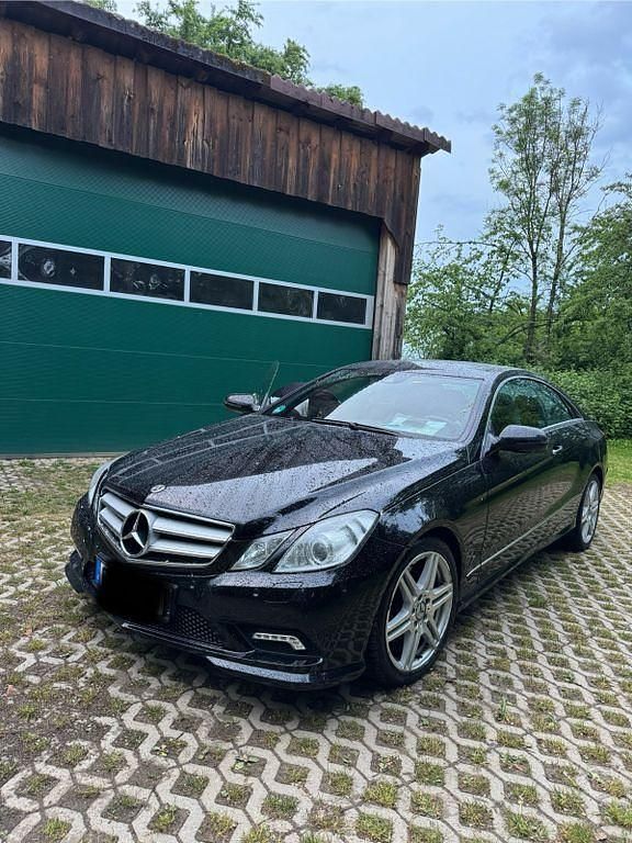 Schwarz Gebraucht 2009 Mercedes E250 AMG Coupé | 10.699 € (Fairer Preis) - Bild 1/4