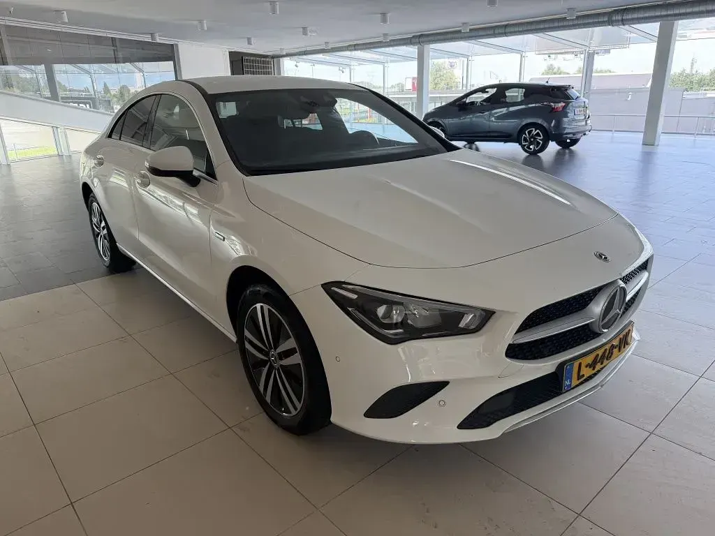 Gebraucht Mercedes CLA250e Business 160 PS (117 kW) 2021 Weiß Coupé