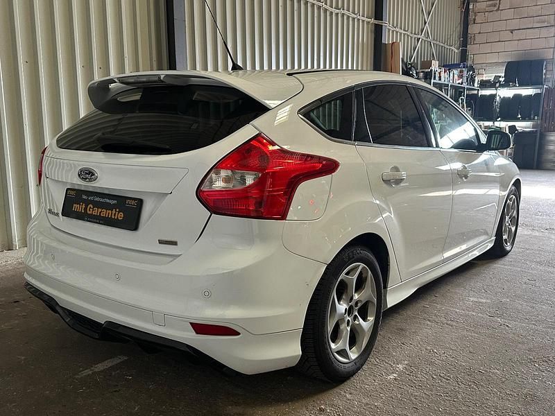 Gebraucht Ford Focus Trend 125 PS (91 kW) 2013 Weiß Limousine