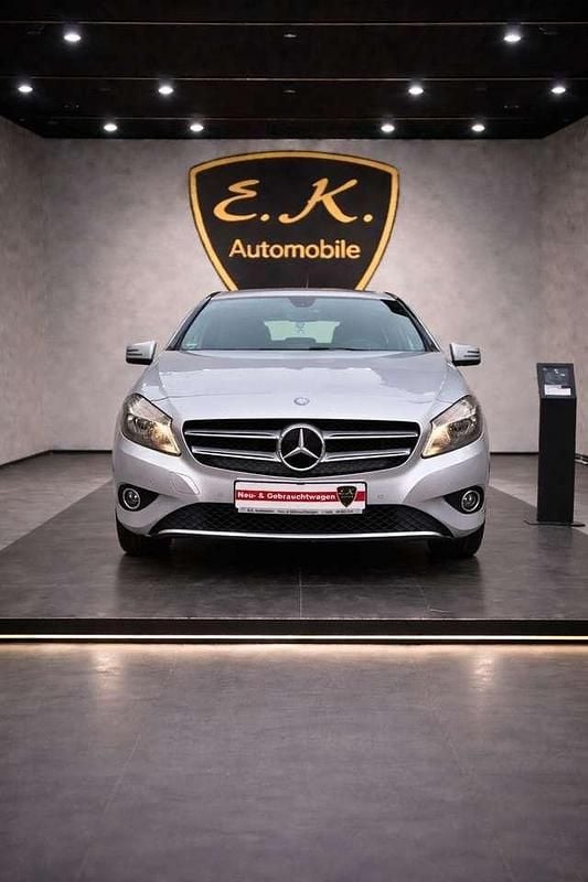 Gebraucht Mercedes A180 122 PS (89 kW) 2013 Polarsilber Kleinwagen