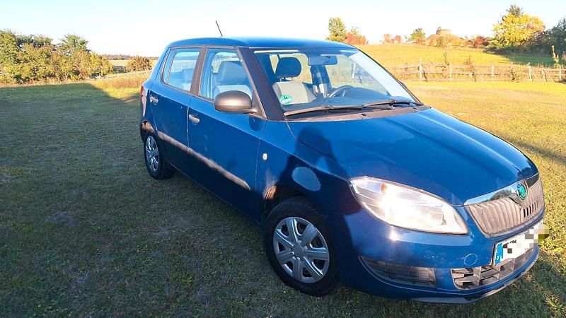 Gebraucht Skoda Fabia 60 PS (44 kW) 2012 Blau Limousine