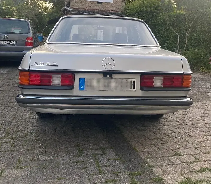Gebraucht Mercedes E230 136 PS (100 kW) 1983 Grau Limousine