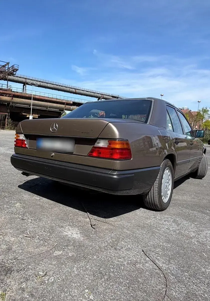 Gebraucht Mercedes E260 166 PS (122 kW) 1988 Andere farben Limousine