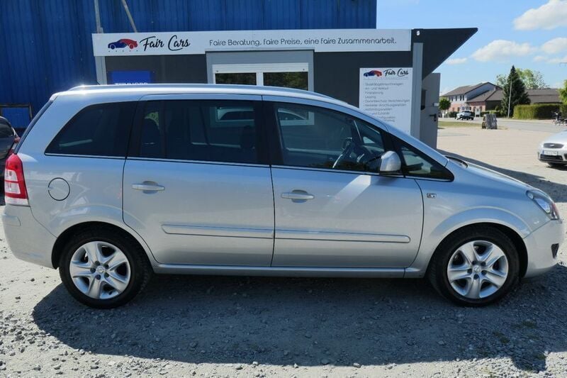 Silber Gebraucht 2011 Opel Zafira Design Edition Van / Kleinbus | 5.200 € (Teuer) - Bild 1/4