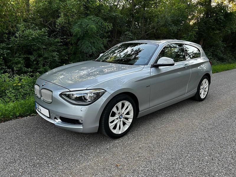 Silber Gebraucht 2012 BMW 118 Coupé Comfort Edition Coupé | 8.890 € (Fairer Preis) - Bild 1/4