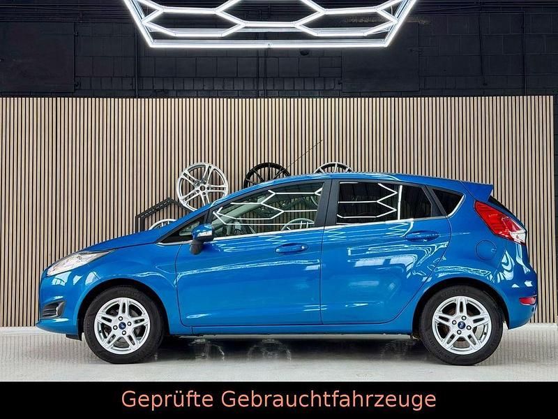 Gebraucht Ford Fiesta Titanium 80 PS (58 kW) 2013 Blau Kleinwagen