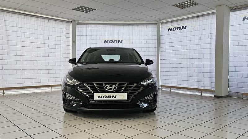 Gebraucht Hyundai i30 120 PS (88 kW) 2023 Phantom black / mic Kleinwagen