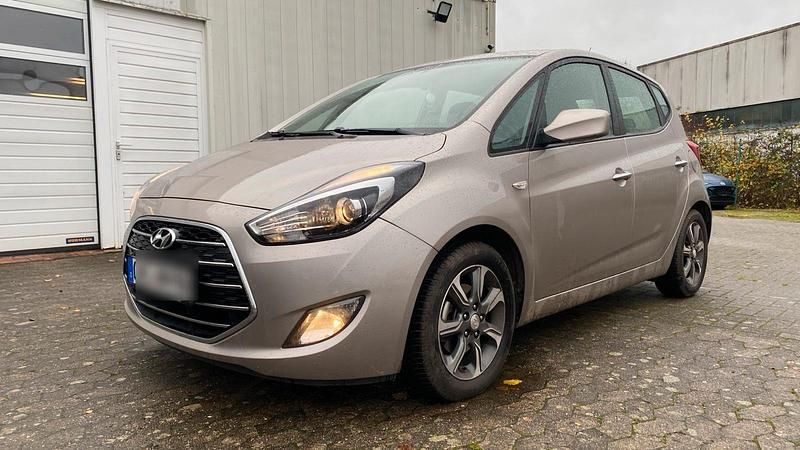 Beige Gebraucht 2016 Hyundai ix20 Trend Kleinwagen | 10.990 € - Bild 1/4
