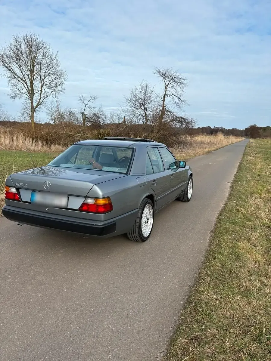 Gebraucht Mercedes E230 132 PS (97 kW) 1989 Silber Limousine